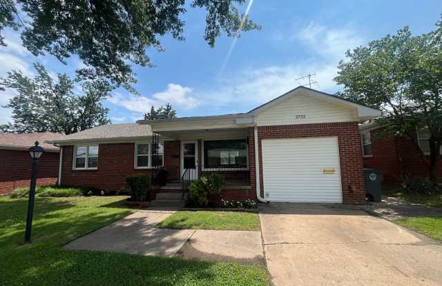 Midtown bungalow, beautiful hard wood floors, lots of natural light. photos photos