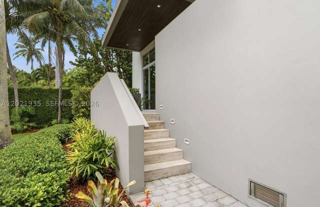 125 Hampton Ln Gallery 3