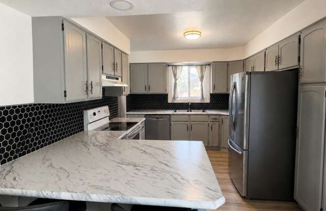 CUTE Three Bedroom, Two Bath House WITH Garage Gallery 4