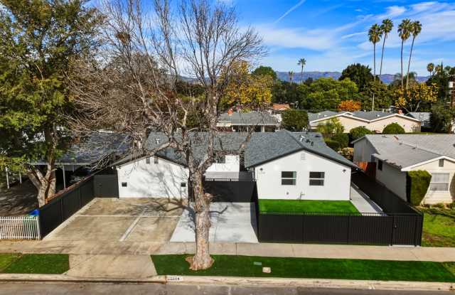 Luxury Newly Built 2 Bed, 2 Bath Home with Private Yard, Walk-In Closets  High-End Bespoke Kitchen photos photos