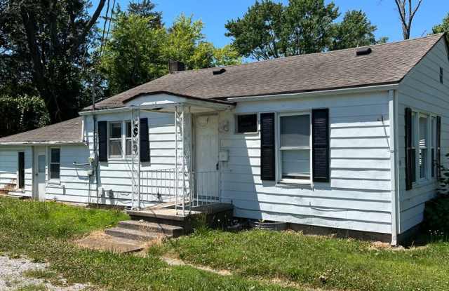 3 Bedroom 1 Bath Home - 510 West 5th Street, Benton, IL 62812