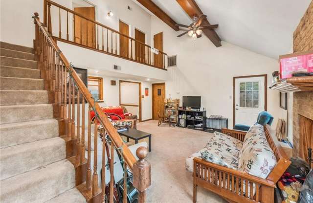 1203 Hardwood Sublease Gallery 3