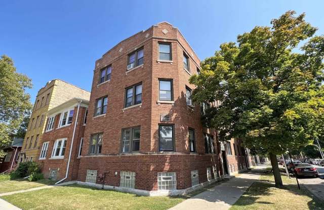 2722 W Rosemont Avenue Gallery 1