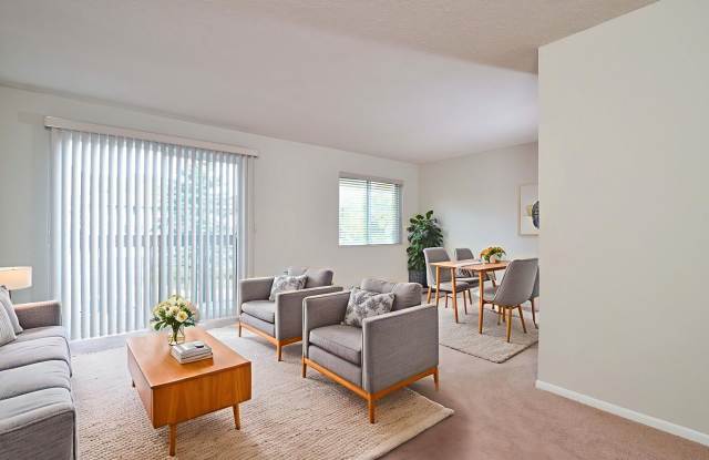 Beautiful 3 Bed / 1.5 Bath End-Unit Townhome photos photos