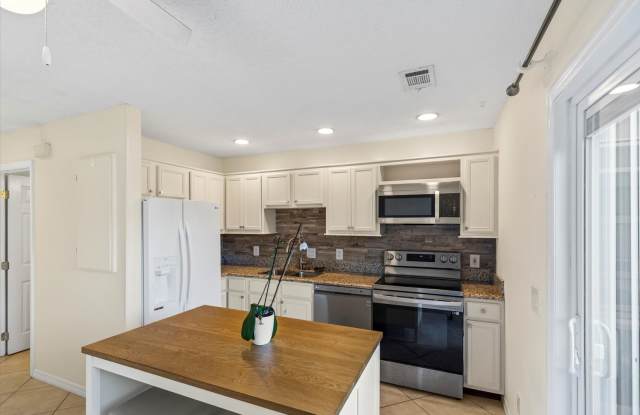 Charming 2-Bedroom home with Front and Rear Balconies photos photos