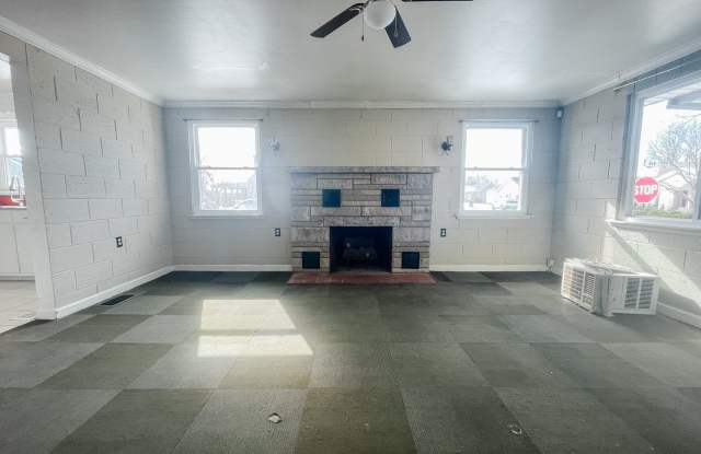 Cozy 2 Bedroom Home! Washer  Dryer Hookups! Fenced In Yard! photos photos