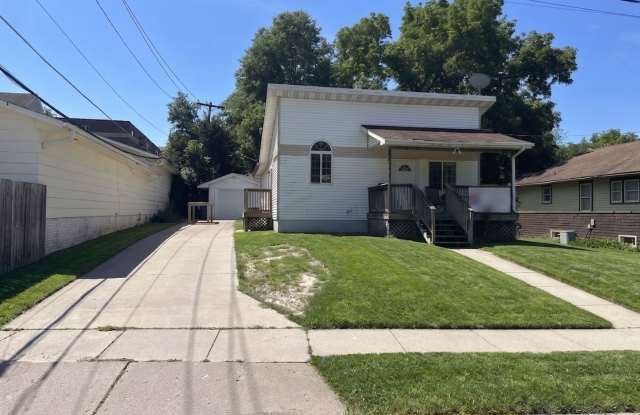 Large 4-Bedroom, 3-Bathroom House photos photos