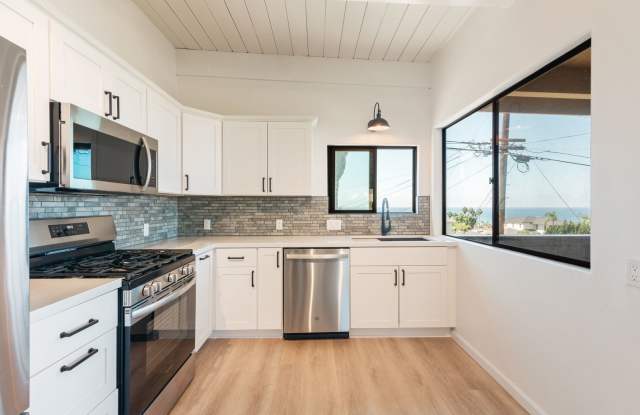 Charming Two Bed One Bath with Ocean Views Point Loma Gallery 1