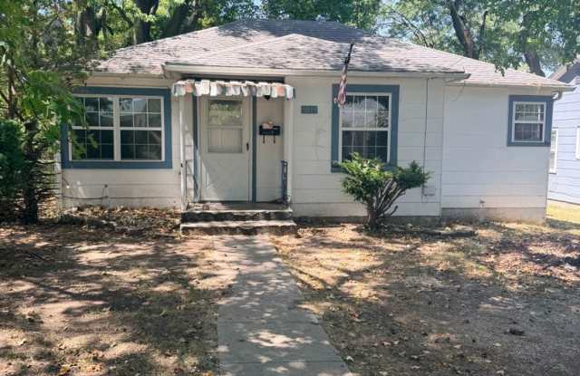Charming 2 Bed 1 Bath Home : Aurora MO Gallery 1