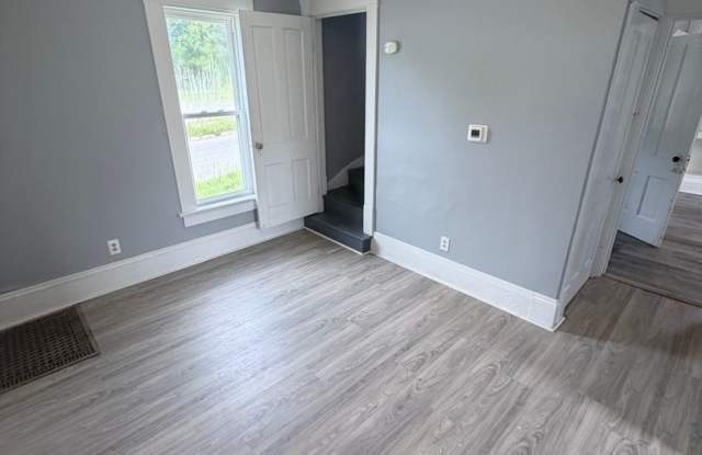 3 Bed / 1 Bath Spacious Layout with Walk-In Closet & First-Floor Laundry! Gallery 3