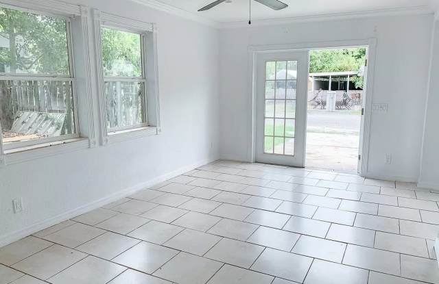 Cozy 2/1 remodeled Bradenton home with privacy fence Gallery 3