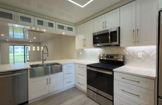 Modern 2-Bedroom First-Floor Residence with Peaceful Lake Views Gallery 3