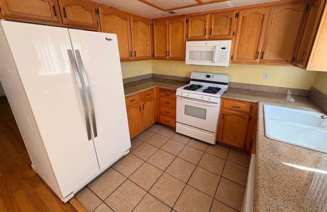 Cozy 3 bed, 2.5 bath home for rent near Mooney Blvd Gallery 3