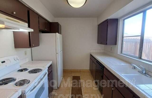 554 W Alamos Ave - 554 West Alamos Avenue, Clovis, CA 93612