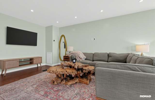 Charming 2BR House in Los Angeles Gallery 4