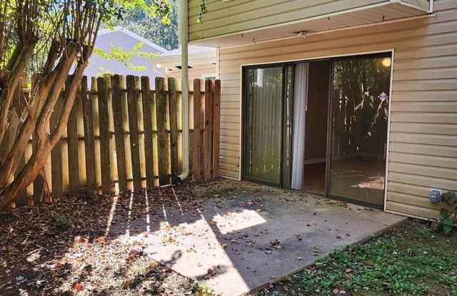 Room in 3 Bedroom Home in Forest Park Gallery 3