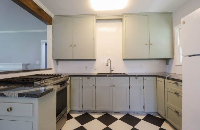 3 Bed | 1 Bath | Mid Town | $1400 Gallery 3
