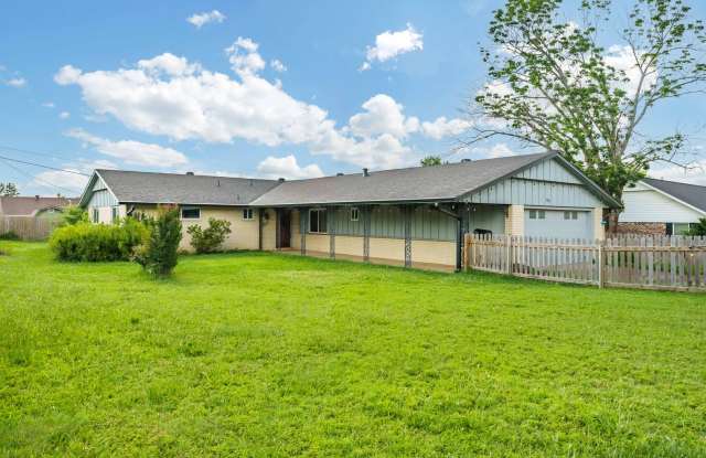 Charming 4-Bedroom Home with Spacious Yard in Rogers photos photos