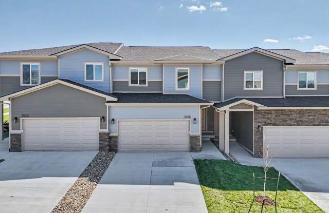 Beautiful & Spacious Townhome w/ 2 Car Garage! Gallery 1