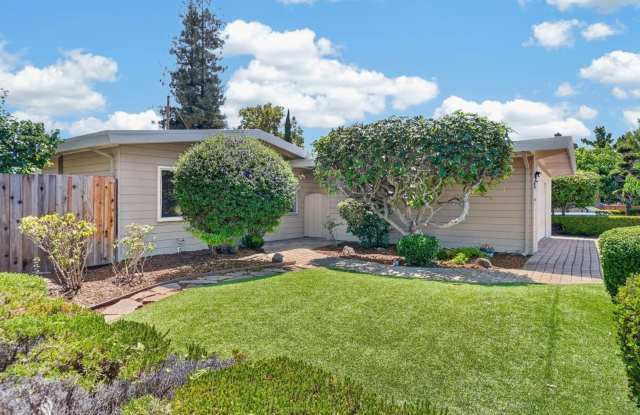 Updated 4BR Palo Alto Home with Central A/C & Two Private Outdoor Spaces Gallery 4