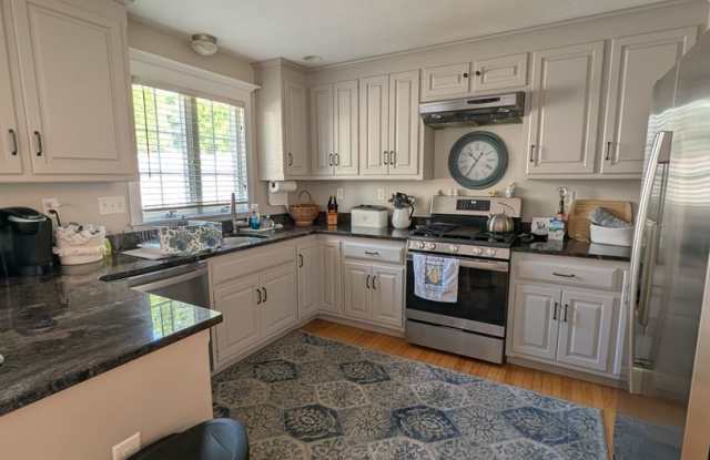 Beautiful 2 Bed / 2 Bath Condo with 2-Car Garage Gallery 4