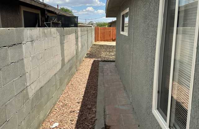 One story one bedroom Duplex Apartment, All Tile Floors!!! All Appliances!! Big back yard!! Gallery 3