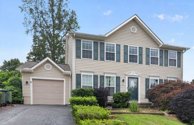 Beautiful 4BR Colonial in Devon Green | Prime North Stafford Location photos photos
