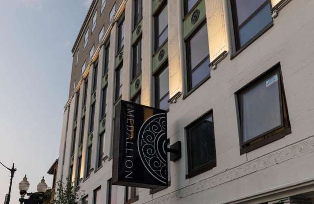 Medallion - 3121 North Broadway, Chicago, IL 60657