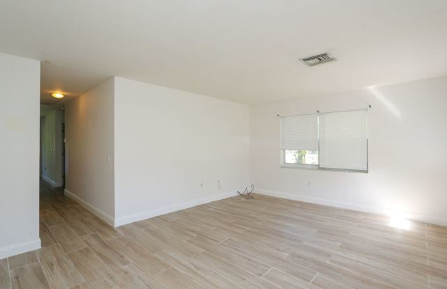 **NEW PICTURES***2 BED/1 BATH UNIT** SUNRISE VILLAS ** PET FRIENDLY ** CLOSE TO I-75 ** Gallery 4