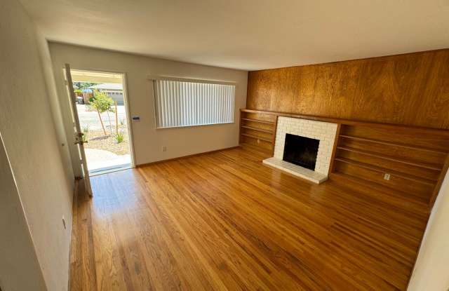3 Bed / 1 Bath | Del Dayo Duplex Available 08/10/2026 Gallery 3