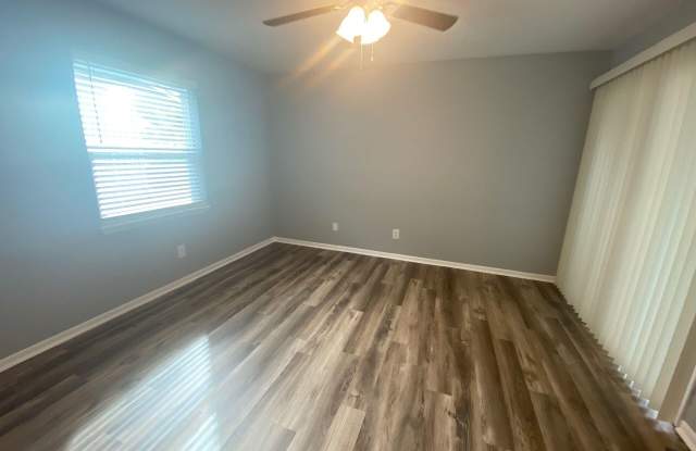 1021 W 11th Court Gallery 4