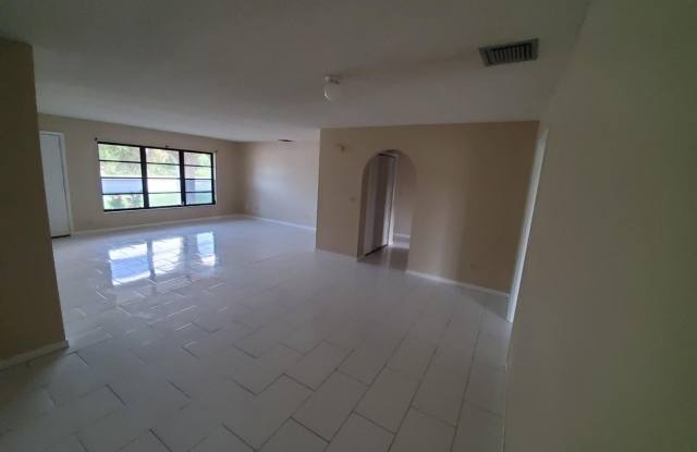 ***Spacious 3BR/2BA/2 Car Garage Home Fenced Yard*** Gallery 4