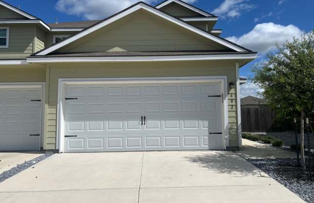 2-Story Luxury duplex in Seguin Gallery 2
