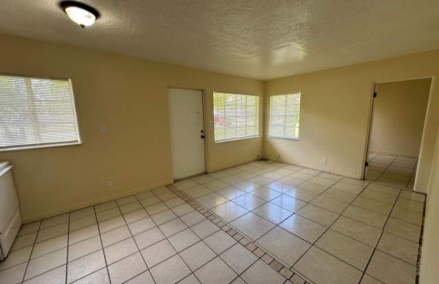 Cozy 2 bedroom/1 bath home. Gallery 4