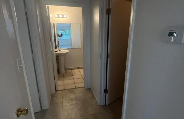 ** 2/1 APARTMENT READY FOR A LONG-TERM TENANT ** FORT MYERS ** PET FRIENDLY ** Gallery 4