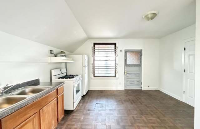 1607 McVicker Gallery 4