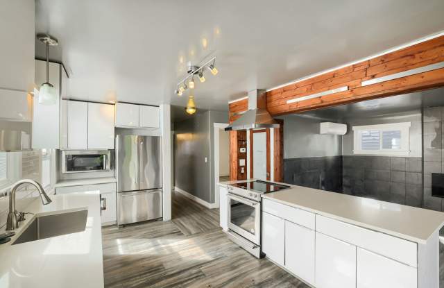 Amazing 3bed/4bath Home with 3 Additional Flex Rooms in University District! Gallery 4