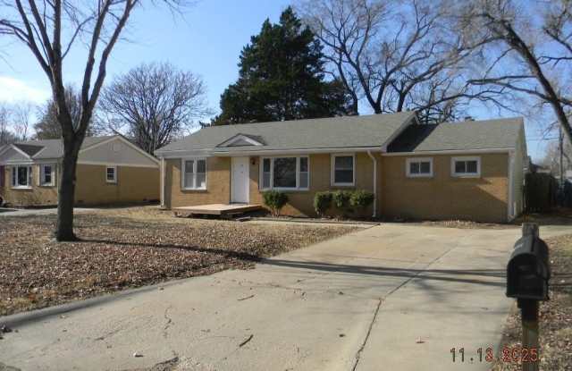 215 S Sunset - 215 Sunset Avenue, Haysville, KS 67060