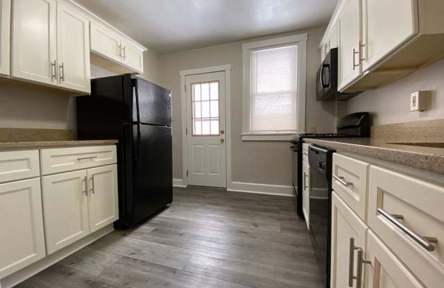 Charming Three Bedroom Townhouse in Squirrel Hill! Back Yard  Covered Front Porch! Call Today! photos photos