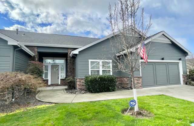 2 Bedroom-2 Bath single Family Home in Gate Community-Eagle Point Golf Course-Eagle Point, Oregon Gallery 1