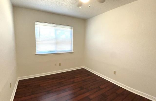 Quaint South Creek Beauty with Huge Yard Gallery 3