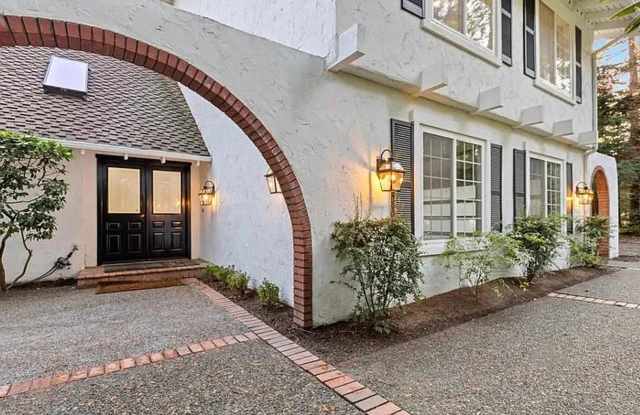4Bd/3.5Ba Bellevue Home Gallery 1