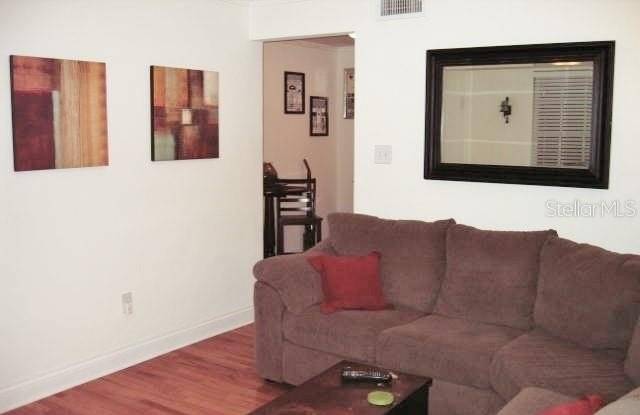 201 COMO Street Gallery 4