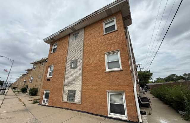 2bed/1bath unit close to restaurants and shopping! Parking spot included in rent! photos photos