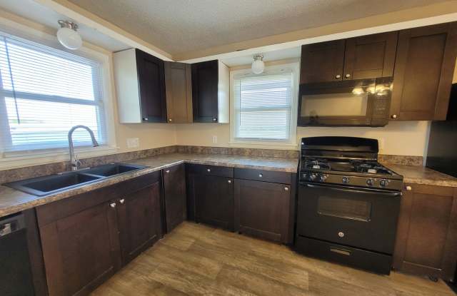 2 Bedroom, 1 Bathroom Home 5 Minutes from Downtown! - 704 Southeast 25th Court, Des Moines, IA 50317