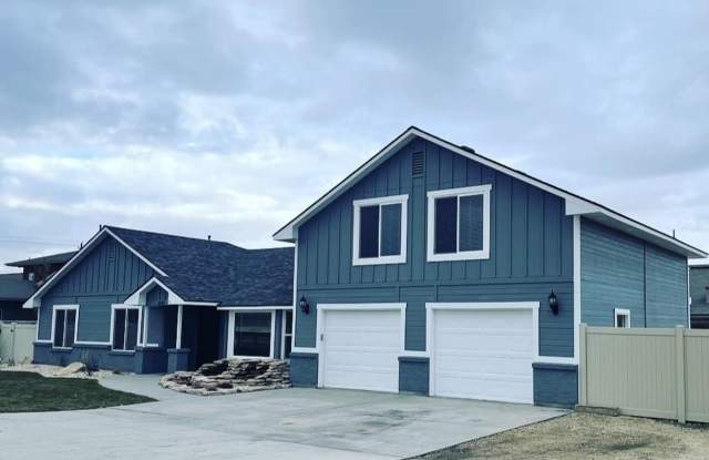 Large home in the heart of Meridian Idaho Gallery 1