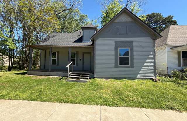 3 BED, 2 BATH HOUSE.. WASHER AND DRYER CONNECTIONS. PETS ALLOWED. photos photos