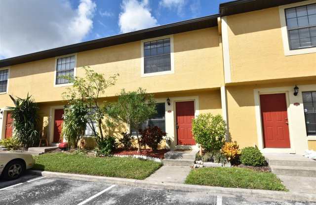 2br 2.5ba UPDATED home in Hidden Oaks, Winter Park!!! Kitchen UPDATED, Tile Floor downstairs, Community pool. photos photos