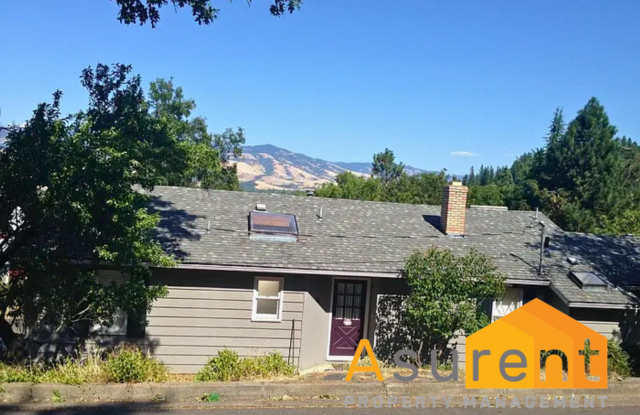 3-Bedroom/2-Bathroom Home with Amazing Views and Location - 96 Scenic Drive, Ashland, OR 97520