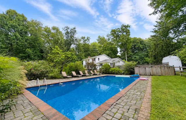Private 4 Bed / 2.5 Bath Home with Heated In-Ground Pool & Spacious Yard in Ossining Gallery 4